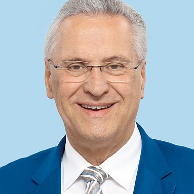 Das Bild zeigt ein Portrait des Bayerischen Staatsministers des Innern, für Sport und Integration, Joachim Herrmann